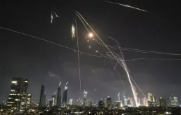 NÓNG: Iran đáp trả Israel dữ dội, hàng trăm tên lửa bay qua Jerusalem và Tel Aviv
