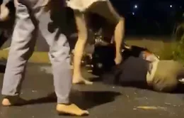 Người mẹ trẻ bị đạp vào đầu, kéo tóc giữa phố vì mâu thuẫn cũ