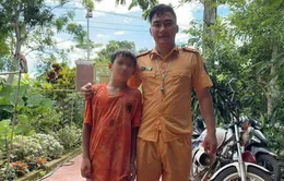 Thượng úy CSGT Nghệ An lao xuống dòng nước lũ cứu cháu bé thoát nạn