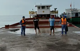 Bắt tàu vận chuyển cát không rõ nguồn gốc trên vùng biển phía Nam