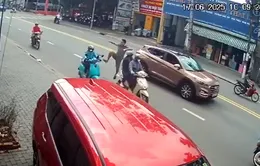 Nữ tài xế xe ôm bị người đàn ông đi ô tô đạp ngã giữa đường