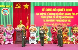 Công bố quyết định của Bộ Quốc phòng và trao Quân kỳ quyết thắng cho các tổ chức quân sự địa phương.