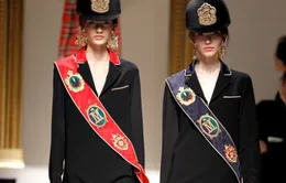 Ấn tượng đen đỏ Moschino Thu Đông 2013