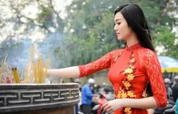 Khánh My diện áo dài đỏ vãn cảnh chùa cuối năm