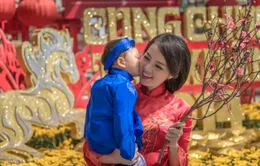 MC Thụy Vân cùng con trai diện áo dài du xuân