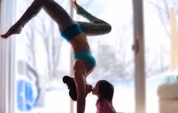 Hình ảnh hai mẹ con tập yoga gây sốt trên Instagram