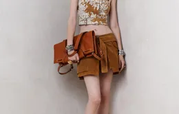 Alexander McQueen phóng khoáng đầy gợi cảm