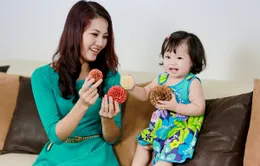 Lần đầu tiên hoa hậu Trần Thị Quỳnh “lên sóng”  cùng con gái