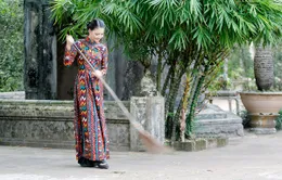 Hoa hậu Trần Thị Quỳnh đến xứ Huế... quét chùa
