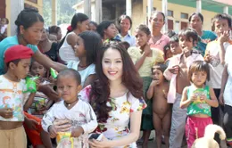 Á hậu Thái Như Ngọc thăm tộc người Arem sau mùa lũ