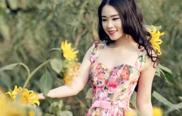 Á khôi áo dài khoe nụ cười rạng rỡ giữa vườn xuân