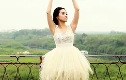 Á khôi áo dài Lưu Ly hóa "thiên nga đường phố" trên phố cổ Hà Nội