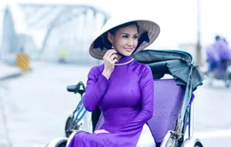 Hoa hậu quý bà châu Á tại Mỹ đằm thắm bên cầu Tràng Tiền xứ Huế