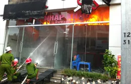 Cháy Salon ô tô trên phố Vũ Phạm Hàm