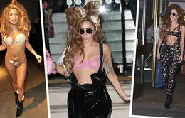 Lady Gaga mặc áo như không