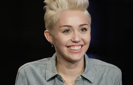 Miley Cyrus tiết lộ lý do thích ... lè lưỡi khi chụp ảnh 