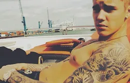 Justin Bieber cởi trần khoe hình xăm