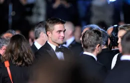 Robert Pattinson đỏ mặt khi nói về cảnh nóng