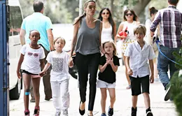 Con nhà Jolie-Pitt thích xem phim hành động của bố mẹ