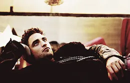 Robert Pattinson tán tỉnh nhiều cô gái một lúc
