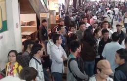 TP. HCM: Chen nhau tới ngất xỉu để mua vé xe Tết
