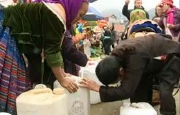 Bản Mông giữ cách nấu rượu truyền thống