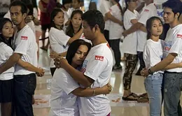 Thi ôm nhau nhân ngày Valentine