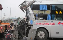 Hà Tĩnh: Xe khách đâm container, phụ xe tử vong tại chỗ