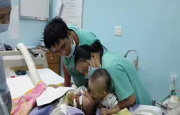 Rớt nước mắt trước “Nụ hôn vĩnh biệt” của Phi Long - Phi Phụng