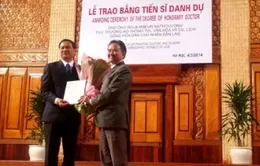 Trao bằng Tiến sĩ danh dự cho Nghệ sĩ quốc gia Lào