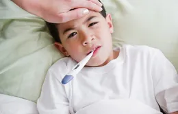 5 lưu ý chăm sóc trẻ tại nhà khi bị sốt virus