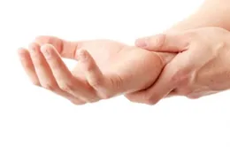 Làm việc quá sức dễ bị viêm gân gấp bàn tay