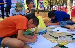 Thiếu nhi Huế vẽ tranh về biển đảo quê hương