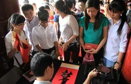Sĩ tử đổ về Văn Miếu cầu may trước ngày thi