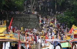 TT-Huế: Hàng vạn du khách đến dự Lễ hội Hòn Chén 2014