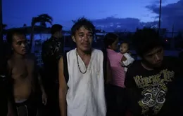 Người dân Philippines vơ vét thức ăn trong bãi rác