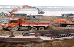Bắt 7 đối tượng khai thác và tiêu thụ cát trái phép trên sông Hồng