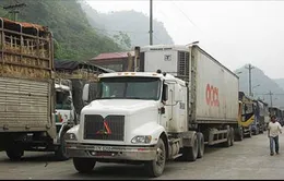 Xe tải ùn ứ tại cửa khẩu, chủ hàng quyết "xuất hàng bằng được"