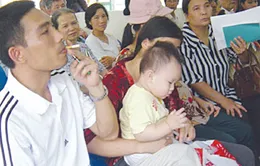 "Cấm hút thuốc nơi công cộng rất có lợi cho trẻ em"