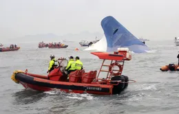 Sau 2 ngày tìm kiếm, dư luận quan tâm tới nguyên nhân tàu Sewol chìm