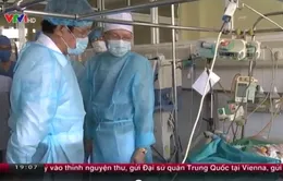 Chủ tịch nước đến thăm các chiến sỹ bị thương trong vụ máy bay rơi