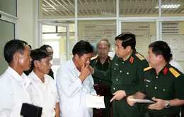 Bộ trưởng Phùng Quang Thanh thăm các chiến sỹ bị thương trong vụ máy bay rơi