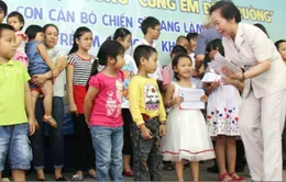 Phó Chủ tịch nước Nguyễn Thị Doan trao học bổng cùng em đến trường