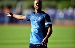 Evra bị "sờ gáy" vì...chửi "đàn anh" trên truyền hình