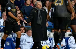 Ăn mừng "trên đầu" đối thủ, Mourinho lại gây "bão"