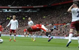 "Kịch sĩ" Man Utd bất ngờ lọt mắt xanh "cựu thù"