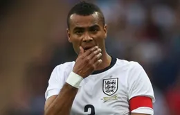 Roy Hodgson dọa cho Ashley Cole ra rìa