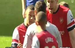 Pha "lườm rau gắp thịt" hài hước của trọng tài trong trận Chelsea - Arsenal