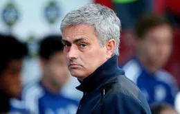 Mourinho bị "ném đá": Thắng là nhờ bản thân, thua là do cầu thủ...