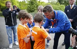Louis van Gaal phá vỡ sự im lặng của Man Utd bằng cách công khai "tỏ tình"